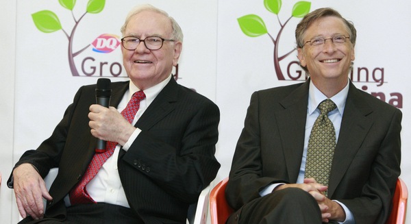 Bill Gates v&#224; Warren Buffett: T&#236;nh bạn đến từ l&#224;m từ thiện